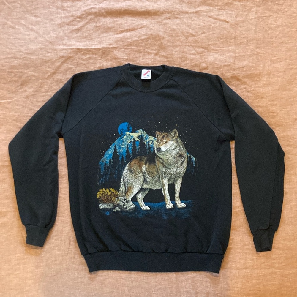 Black Vintage Sweatshirt with Wolf Print